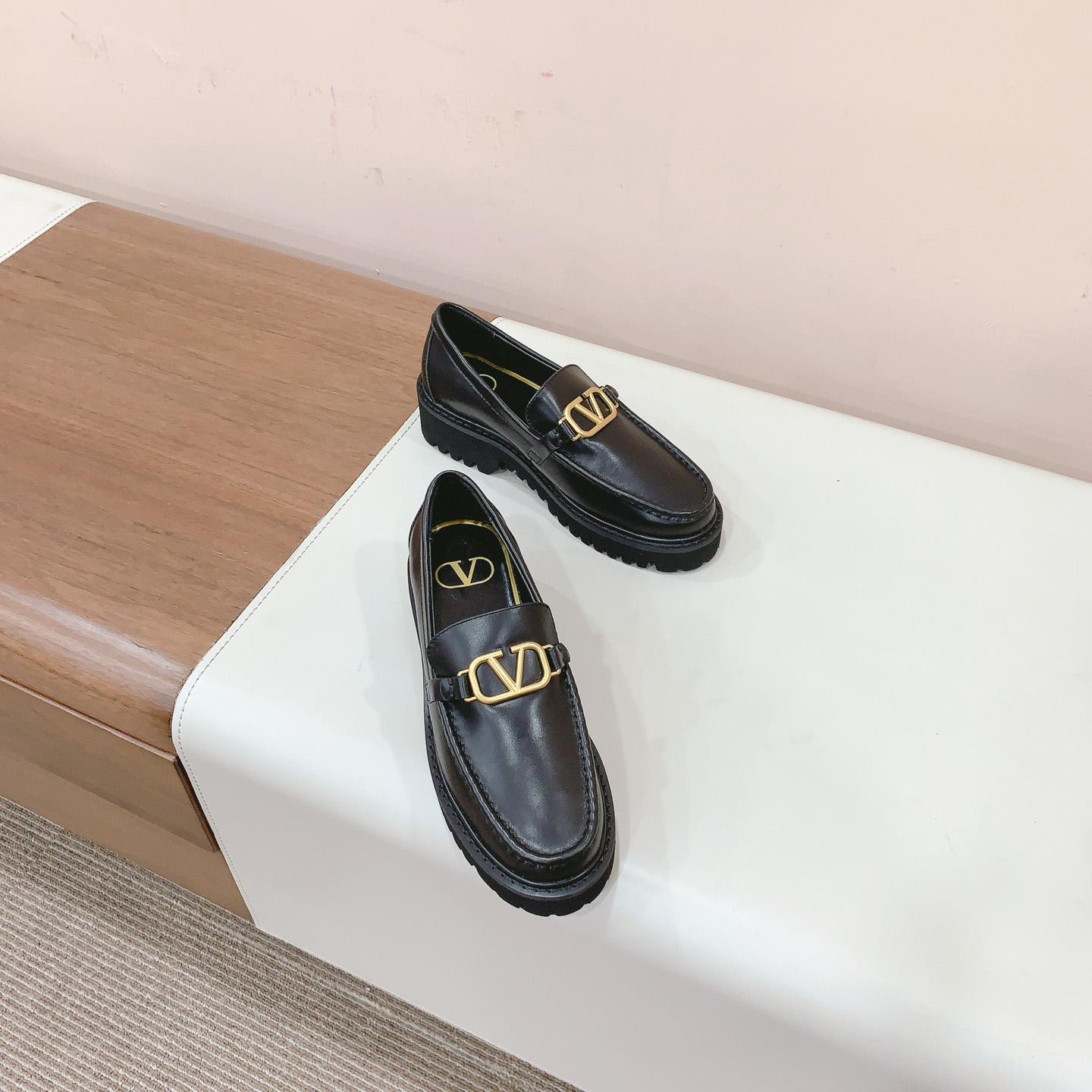 Valenti Garavani Vlogo Leather Loafer - DesignerGu