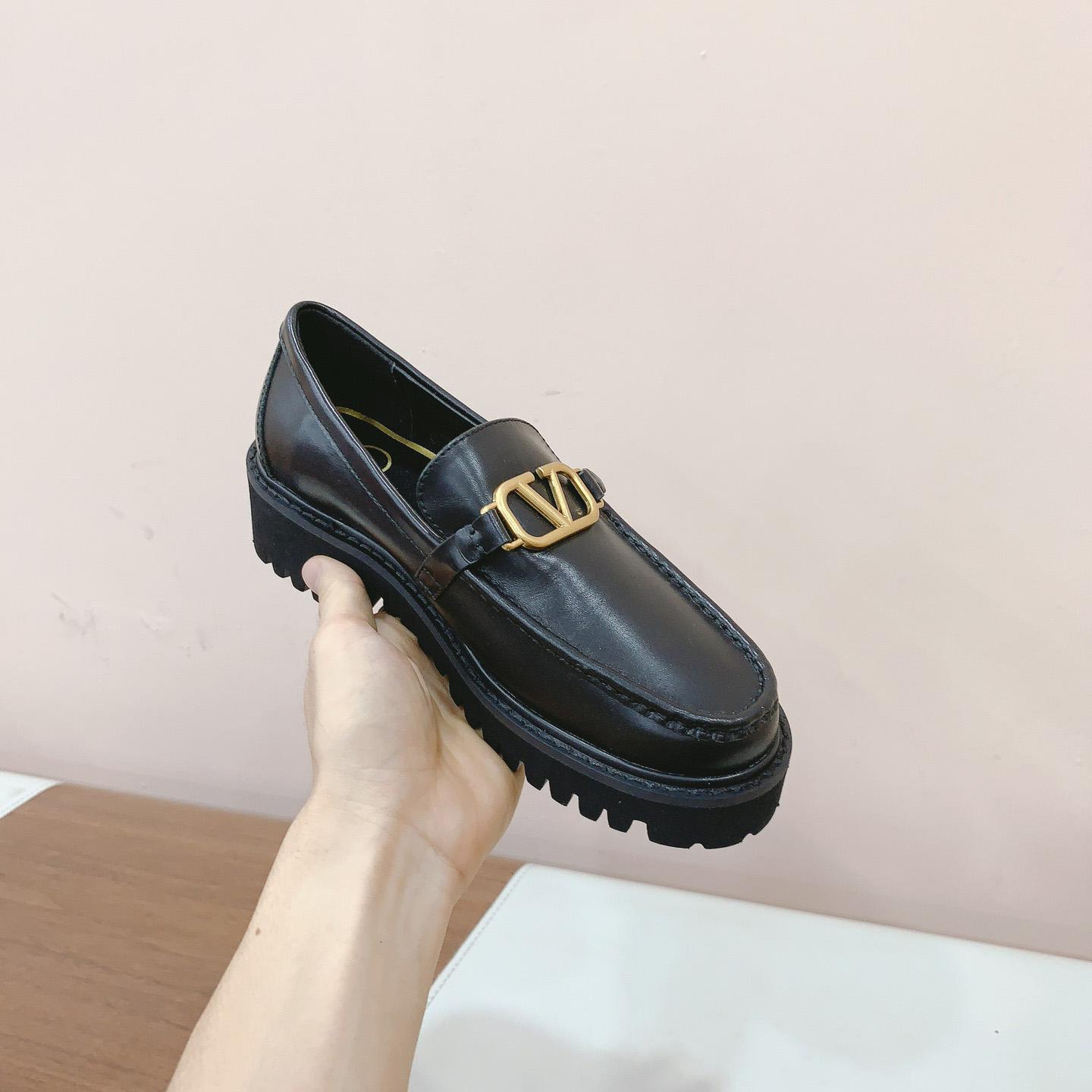 Valenti Garavani Vlogo Leather Loafer - DesignerGu