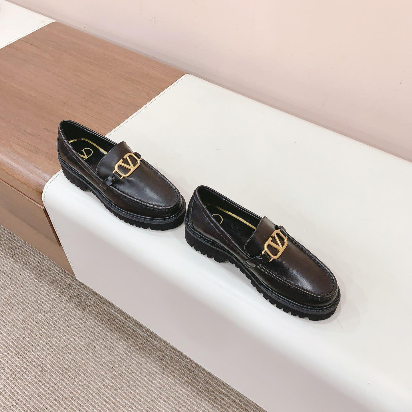 Valenti Garavani Vlogo Leather Loafer - DesignerGu