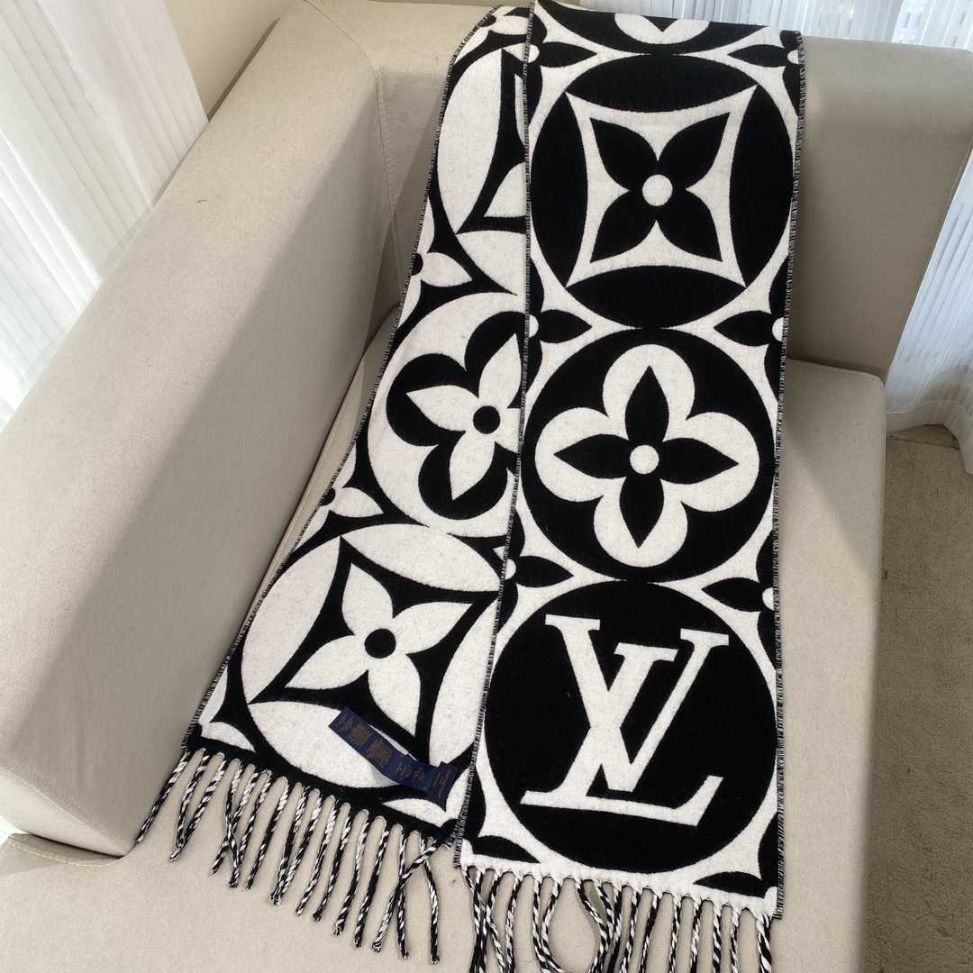 Louis Vuitton LV Medallion Scarf - DesignerGu