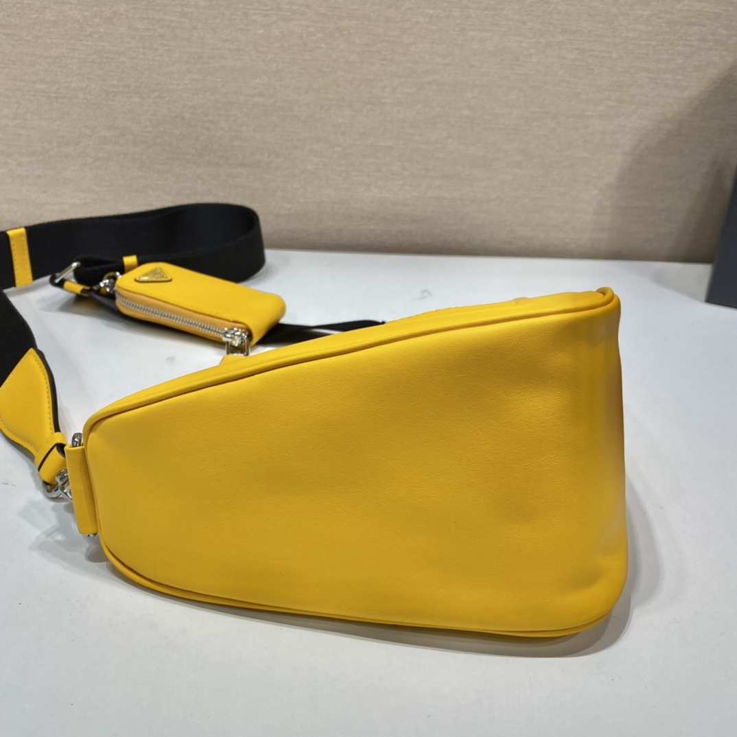 Prada Triangle Bag (26-14-12cm) - DesignerGu