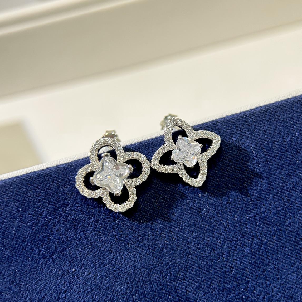 Louis Vuitton Monogram Earrings - DesignerGu