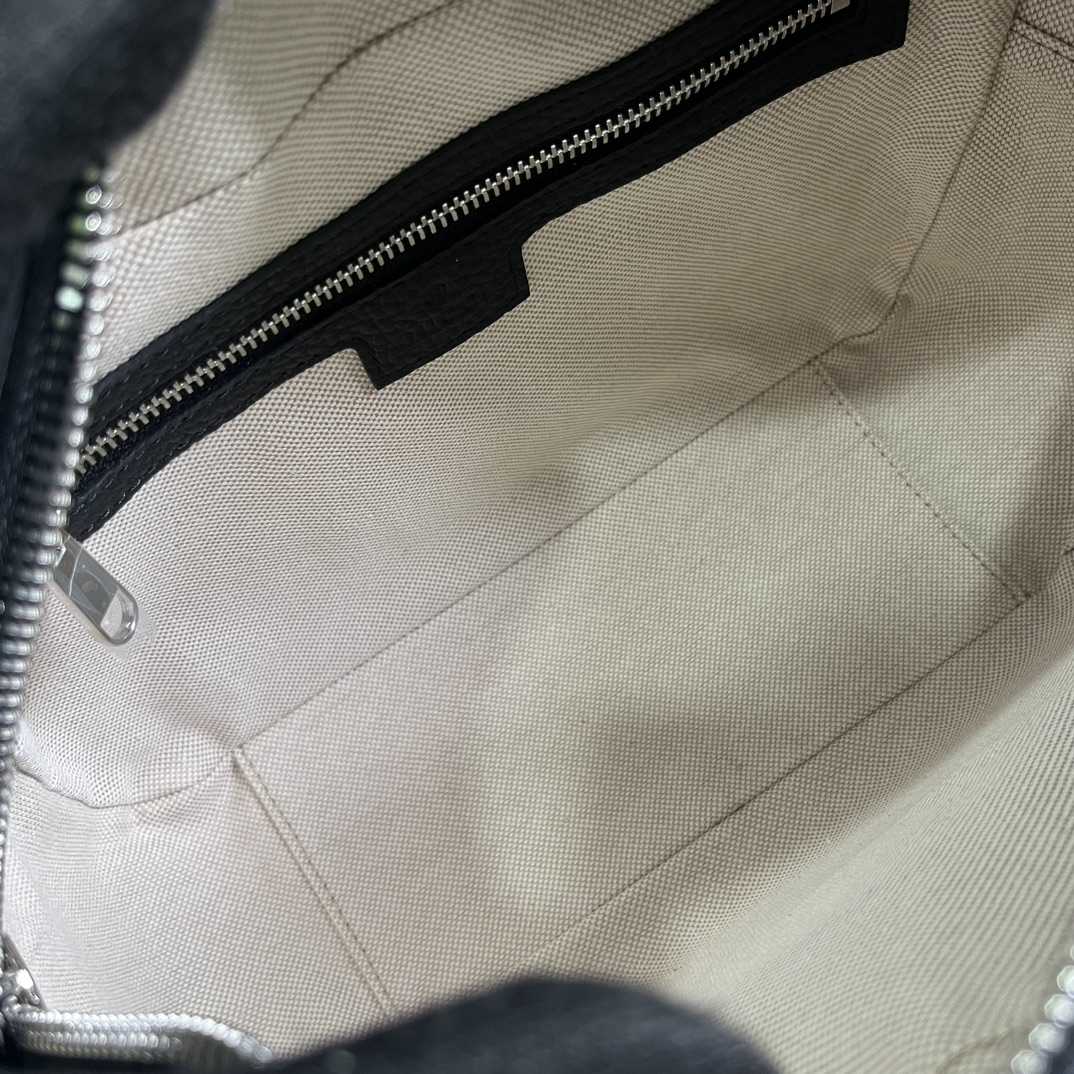 Gucci Jumbo GG Medium Messenger Bag - DesignerGu