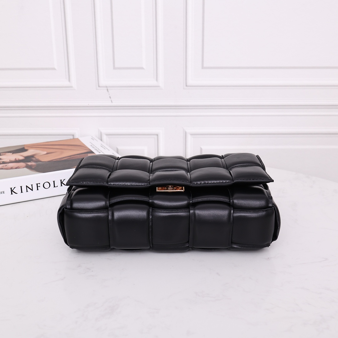 Bottega Veneta Padded Cassette Bag(26*18*8CM) - DesignerGu