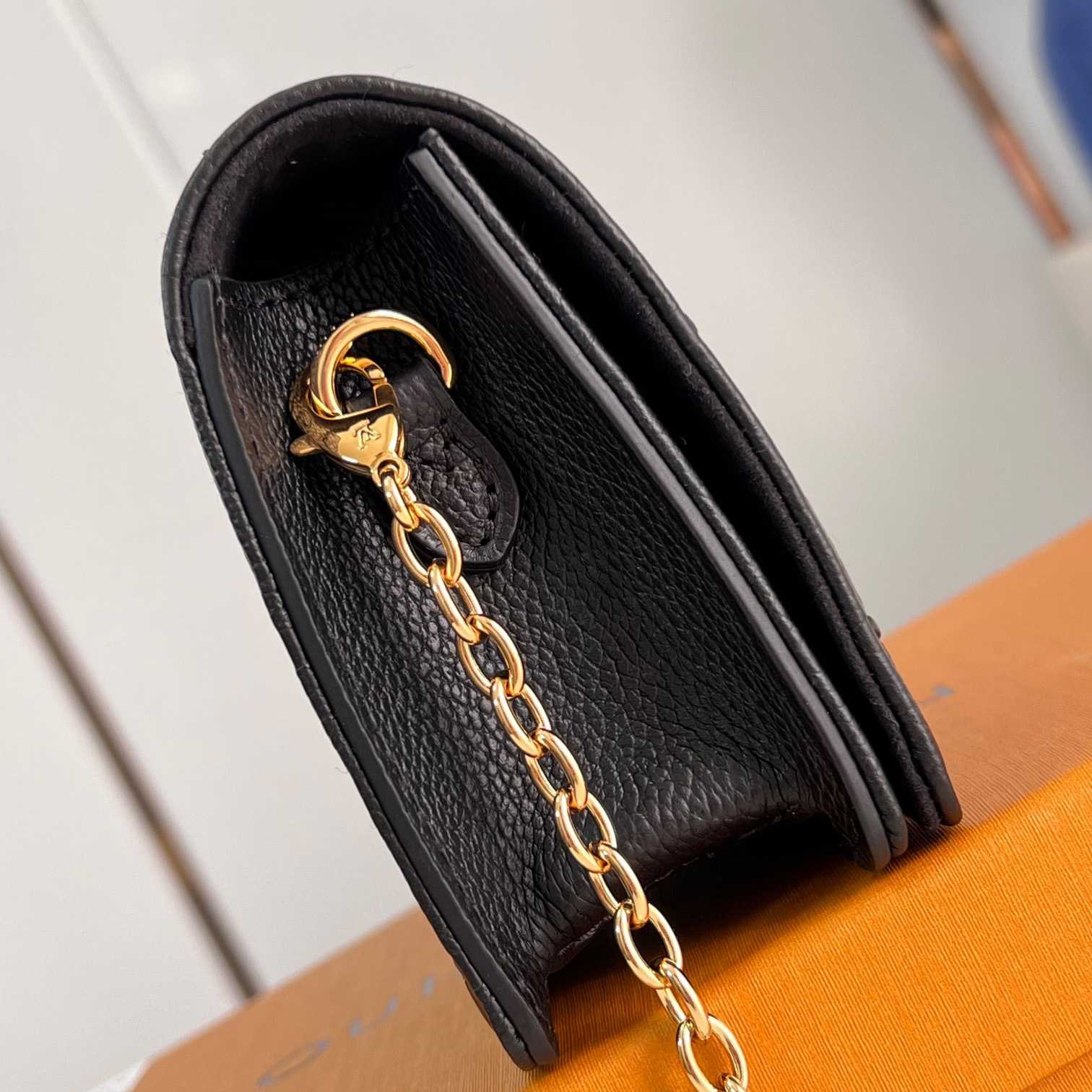 Louis Vuitton Wallet On Chain Lily    M46919 - DesignerGu