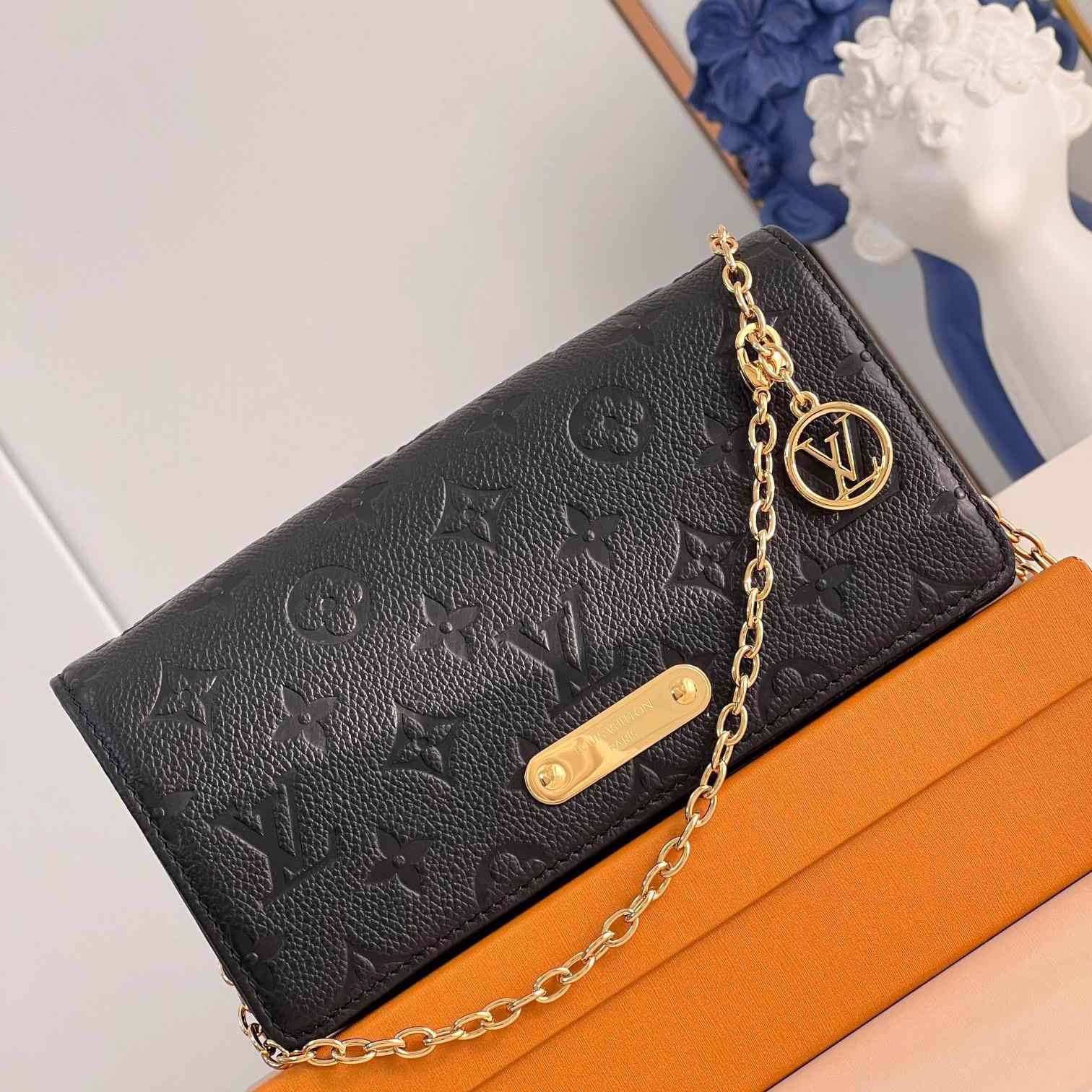 Louis Vuitton Wallet On Chain Lily    M46919 - DesignerGu