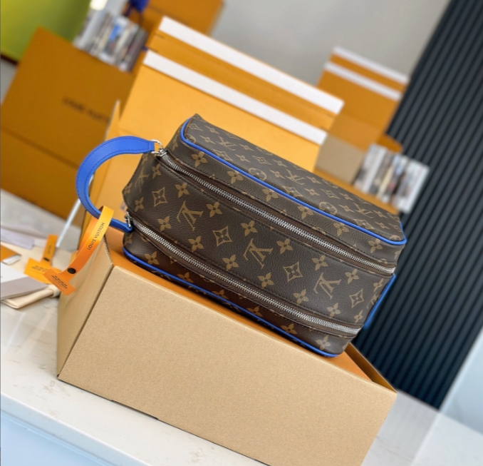 Louis Vuitton Dopp Kit      M46763 - DesignerGu