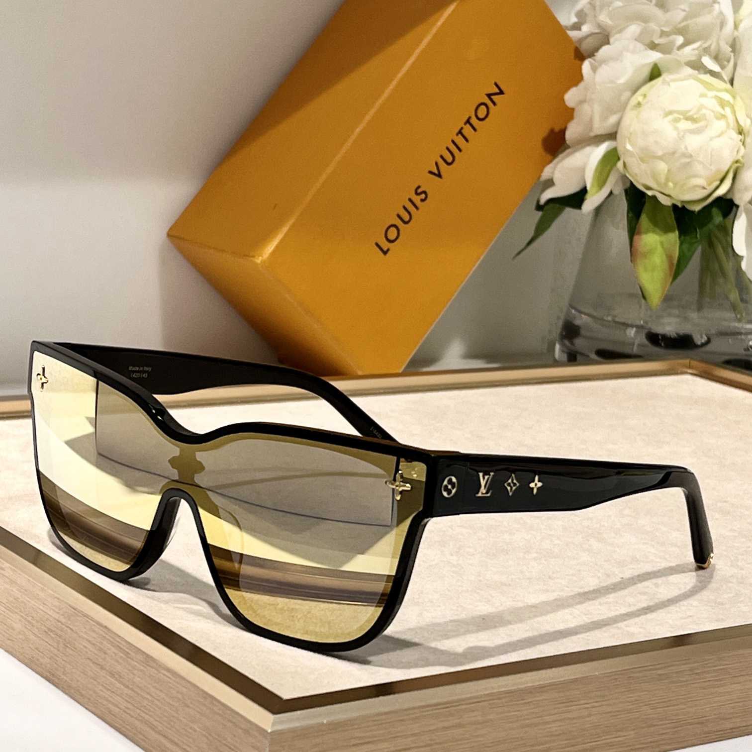 Louis Vuitton LV Shadow Square Sunglasses   Z1843U - DesignerGu