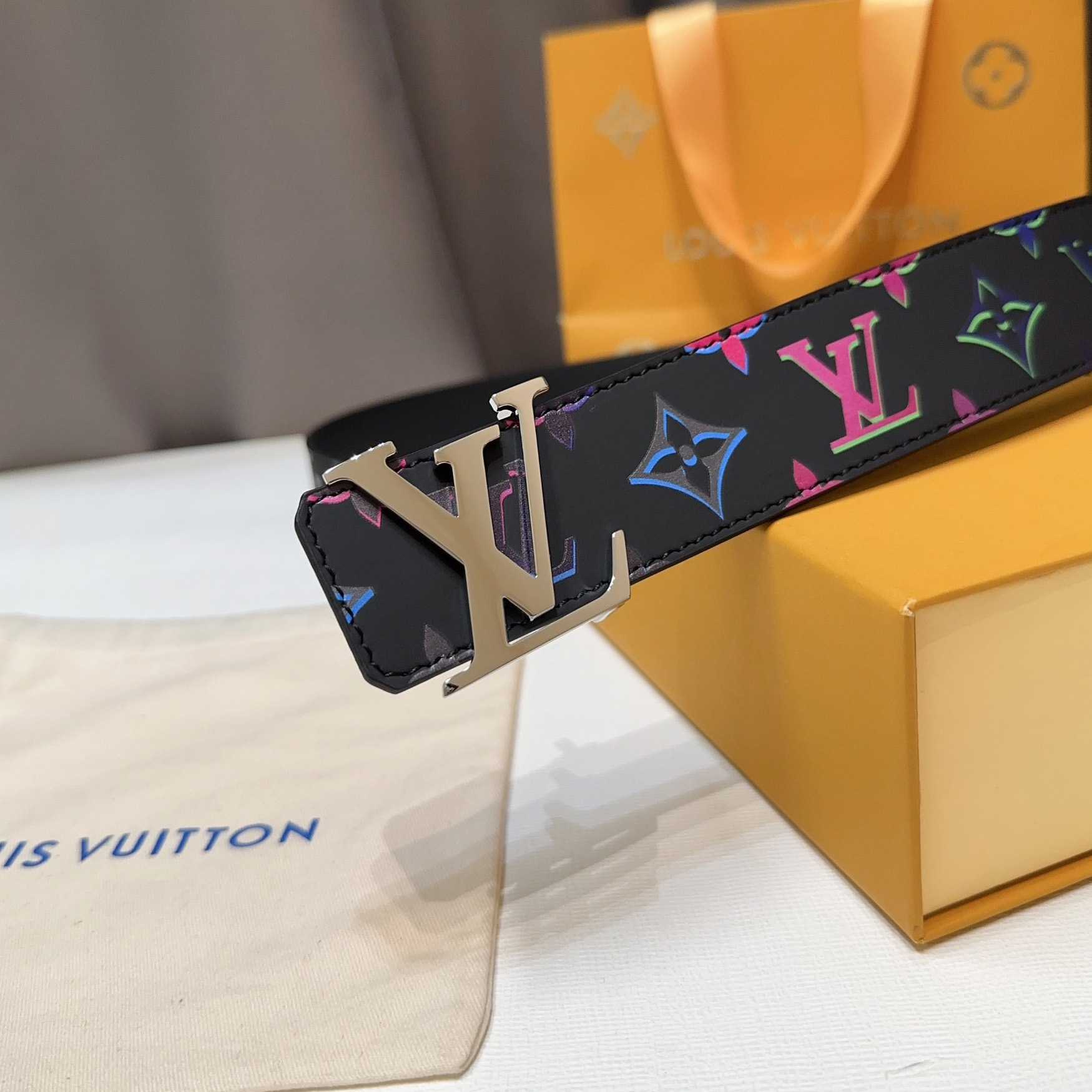 Louis Vuitton LV Light 40mm Reversible Belt - DesignerGu