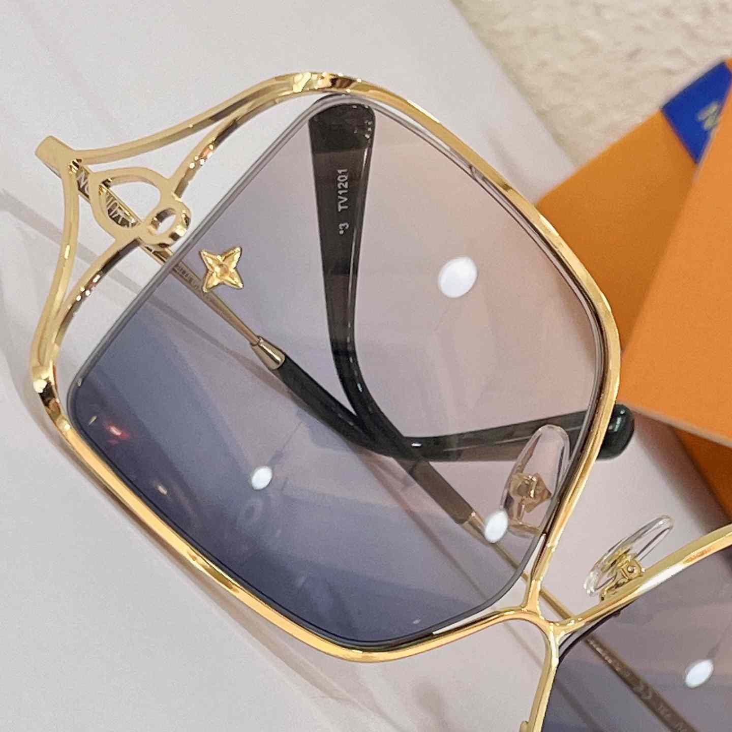 Louis Vuitton LV Petal Square Sunglasses   Z1629 - DesignerGu