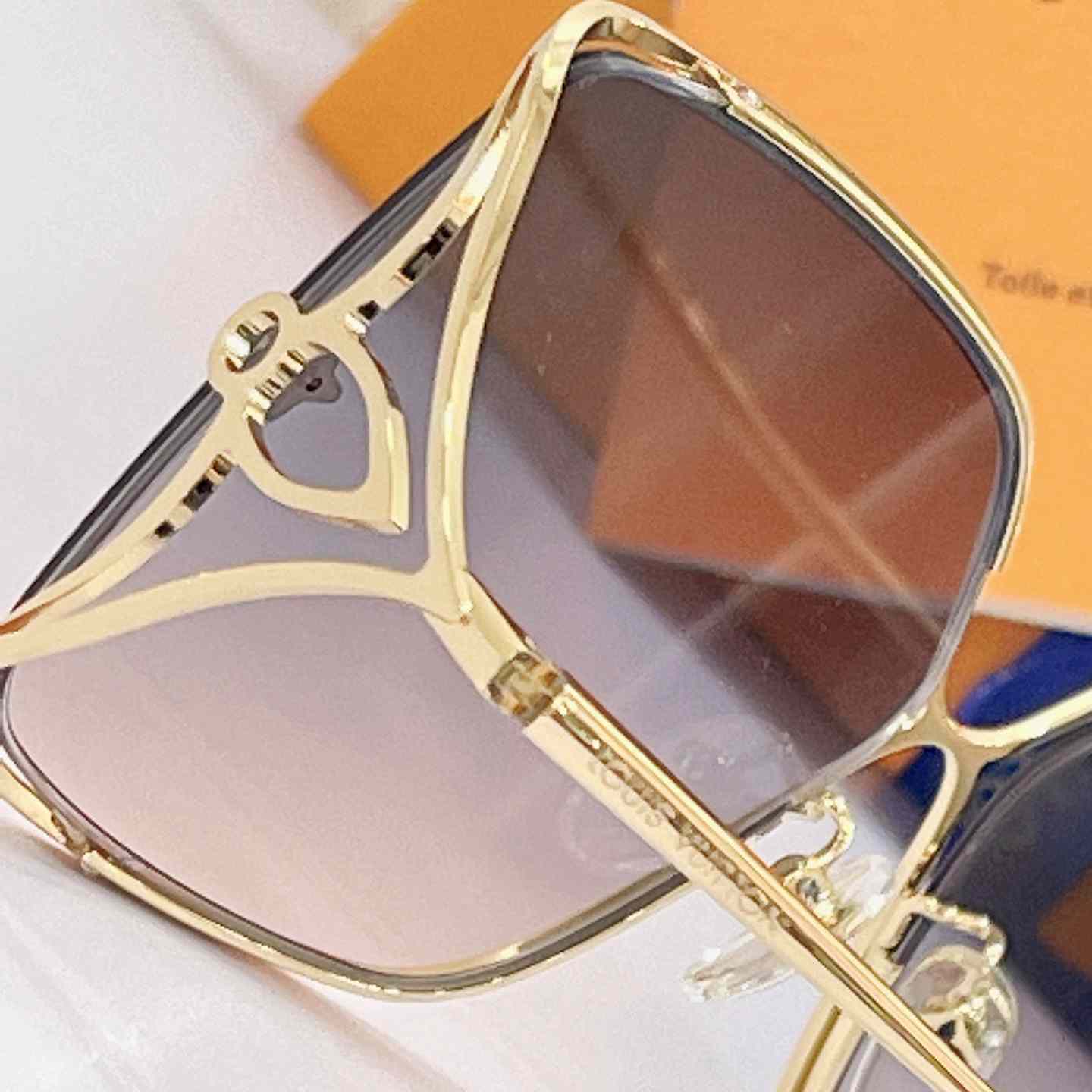 Louis Vuitton LV Petal Square Sunglasses   Z1629 - DesignerGu