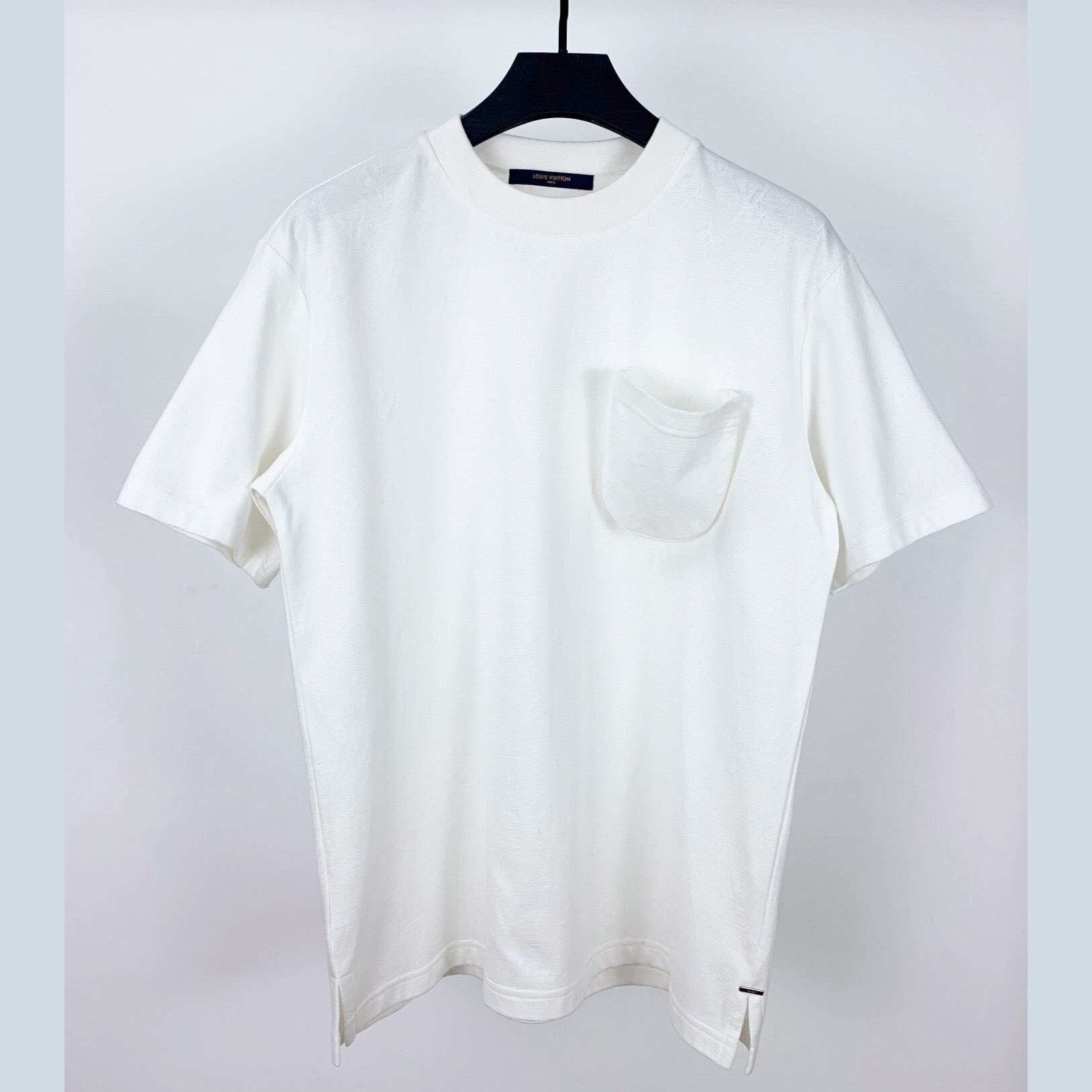 Louis Vuitton Signature 3D Pocket Monogram T-Shirt   1A5VI6 - DesignerGu
