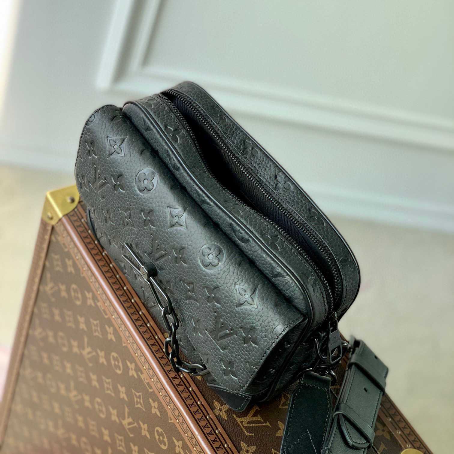 Louis Vuitton Steamer Messenger       M23742 - DesignerGu