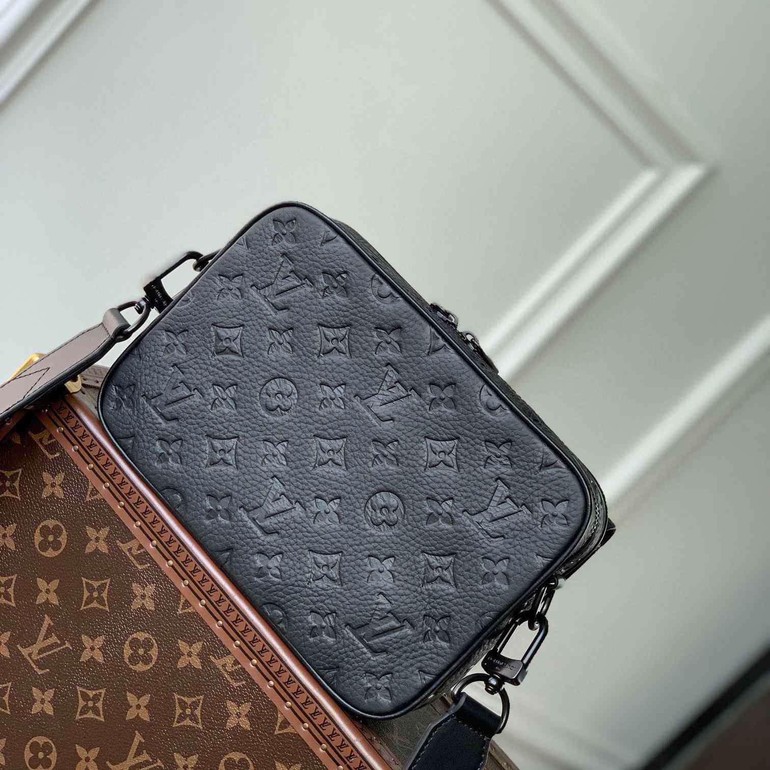 Louis Vuitton Steamer Messenger       M23742 - DesignerGu