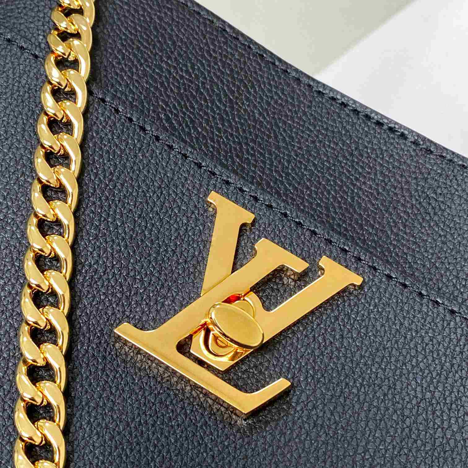 Louis Vuitton Lock and Walk    M24006 - DesignerGu