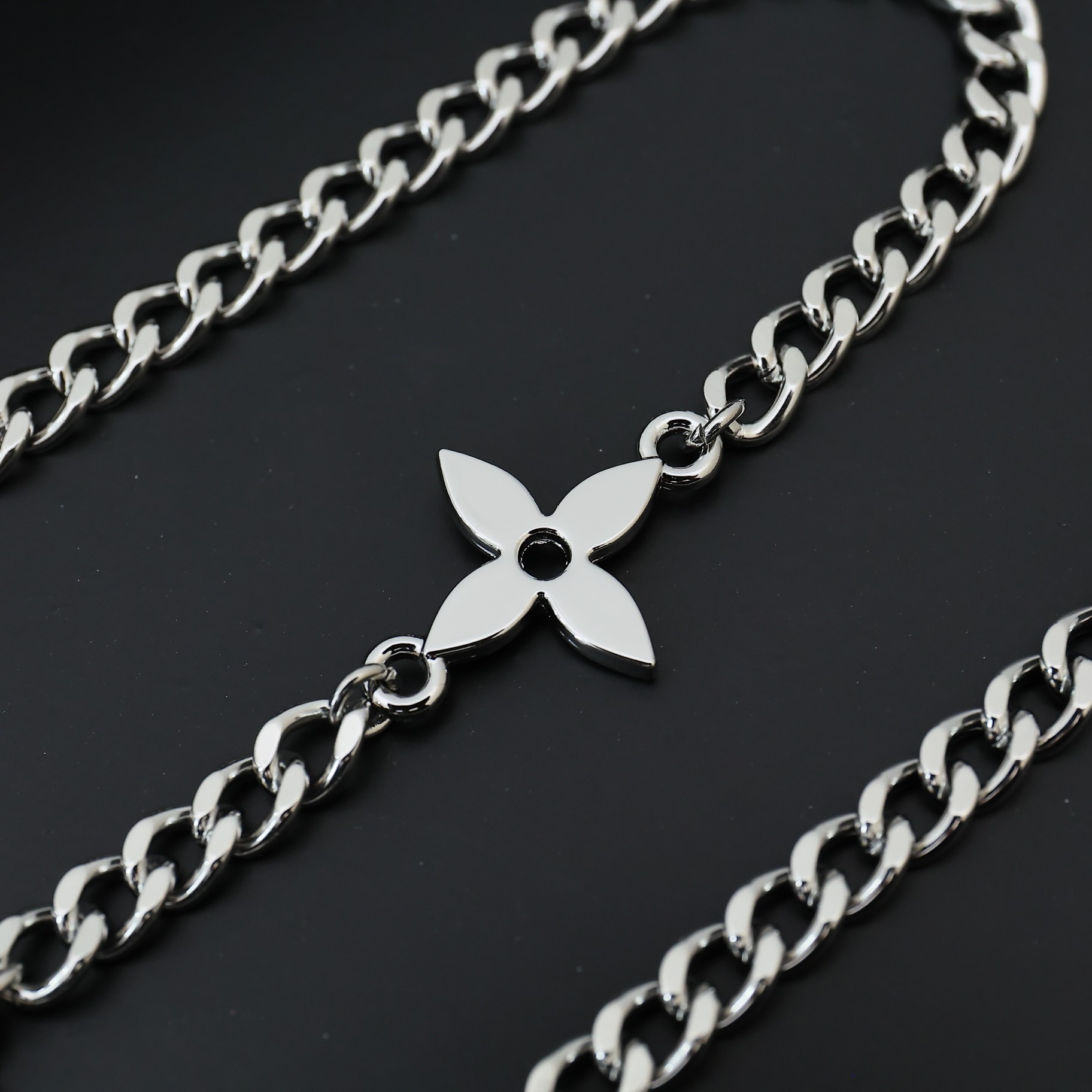 Louis Vuitton MNG Row Necklace   M01490 - DesignerGu