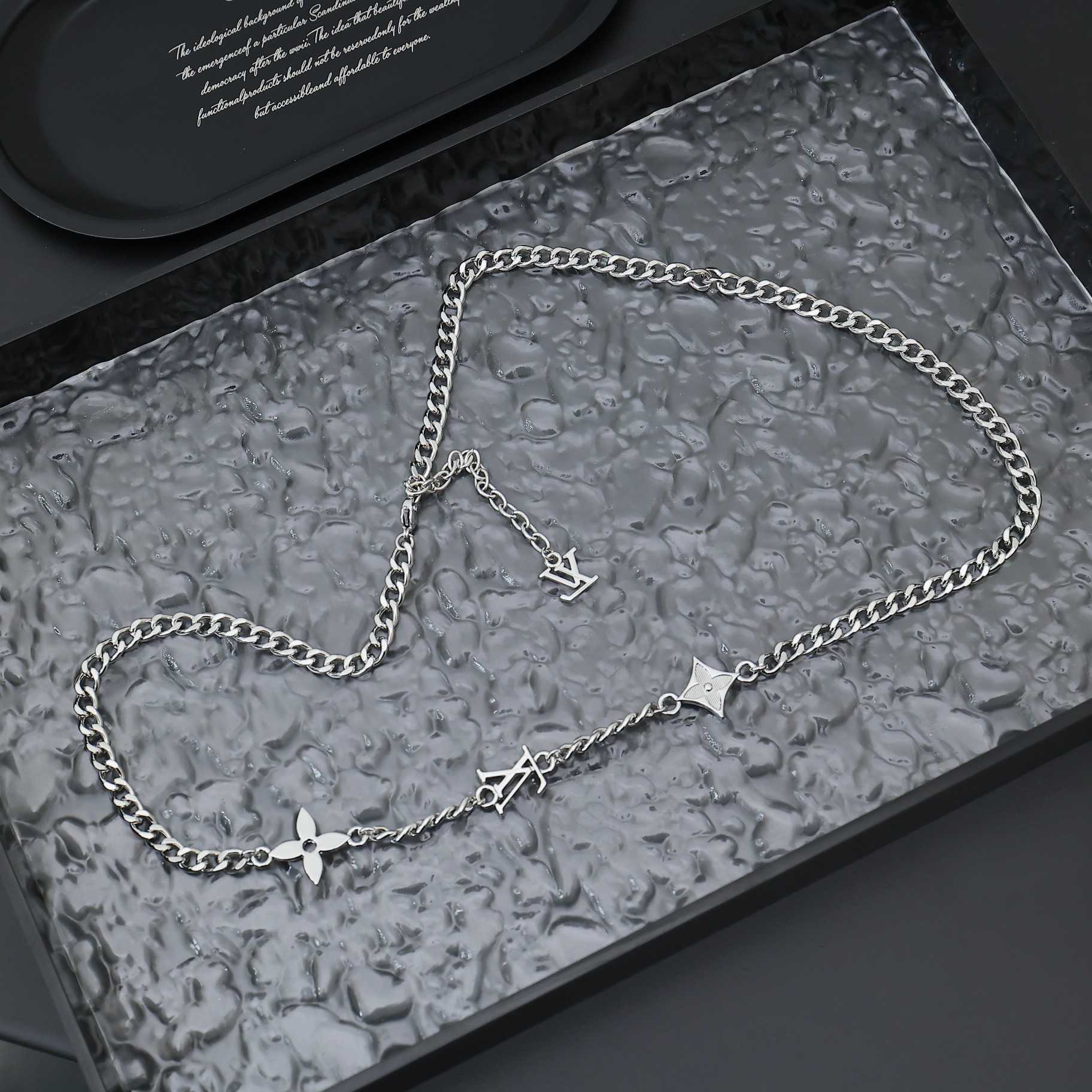 Louis Vuitton MNG Row Necklace   M01490 - DesignerGu