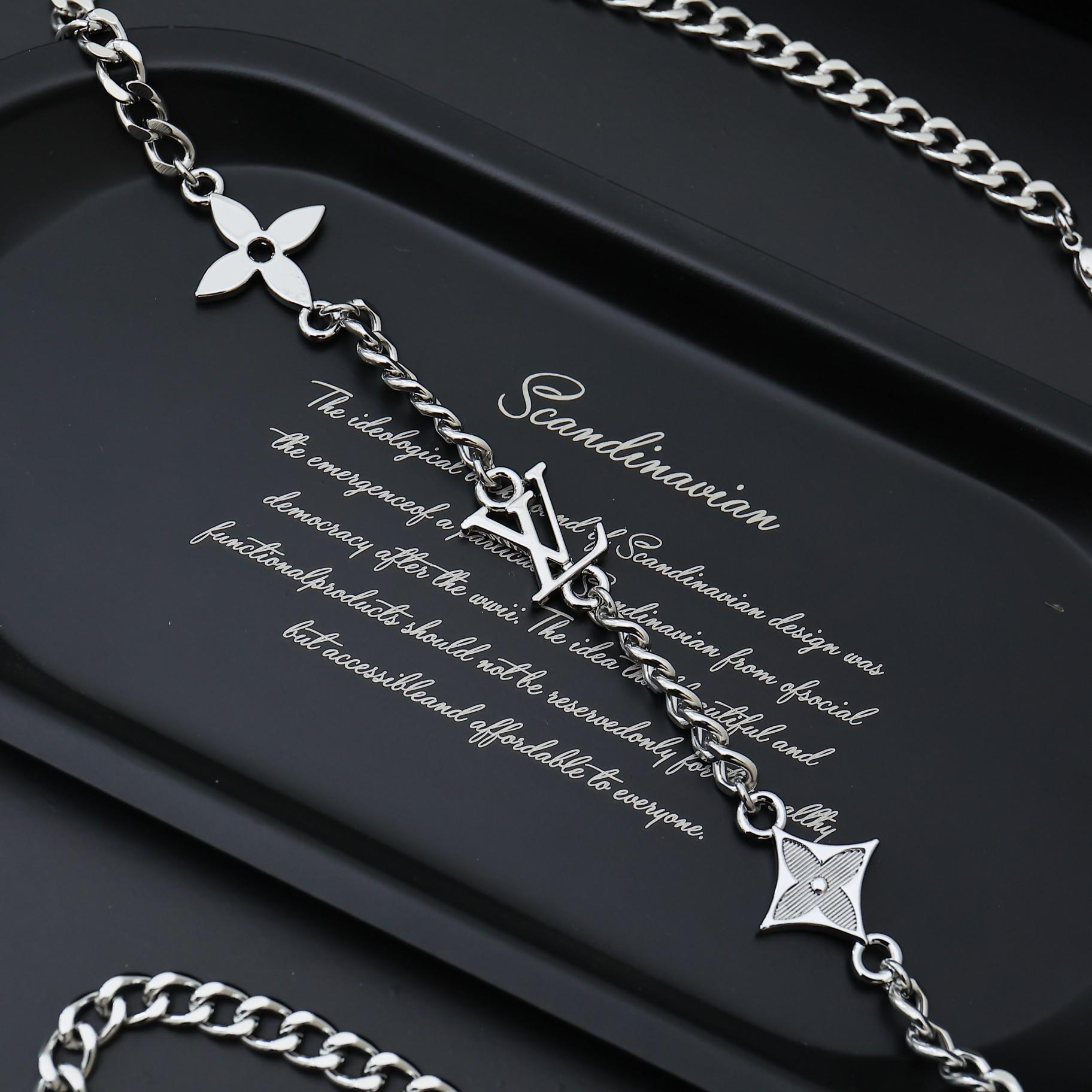 Louis Vuitton MNG Row Necklace   M01490 - DesignerGu