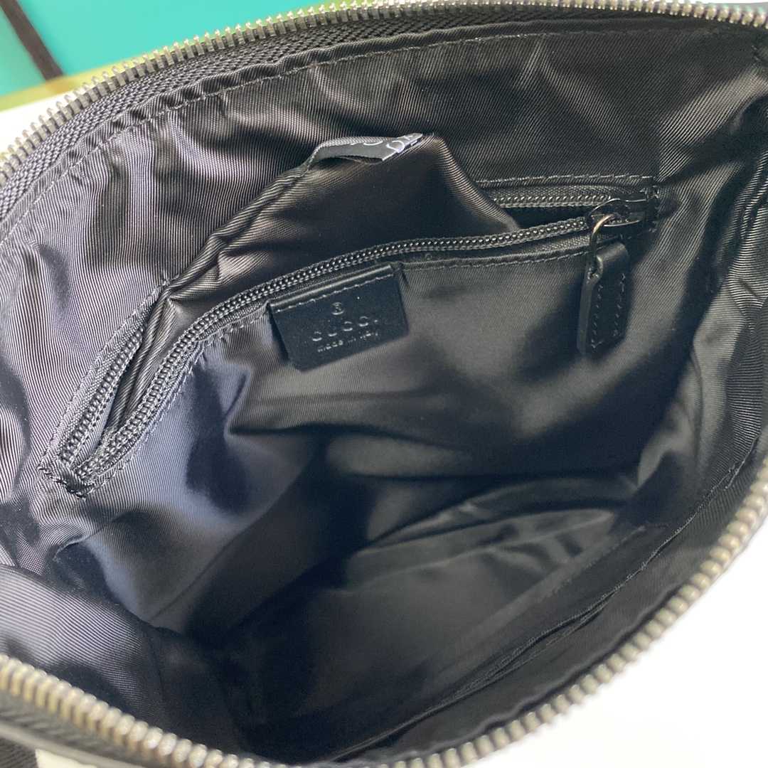 Gucci Web GG Supreme Flat Messenger  - DesignerGu