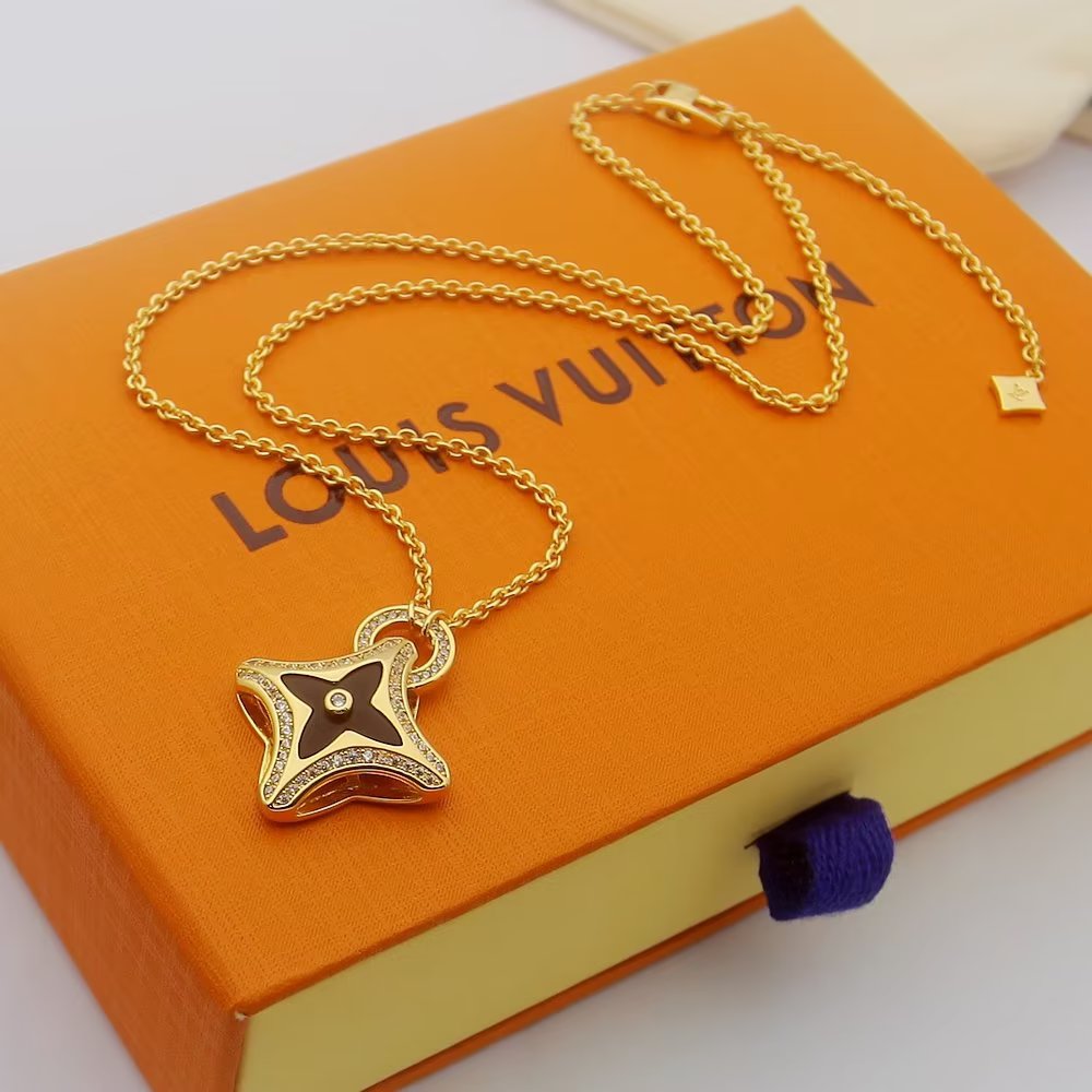 Louis Vuitton Ever Blossom Pendant, Yellow Gold - DesignerGu