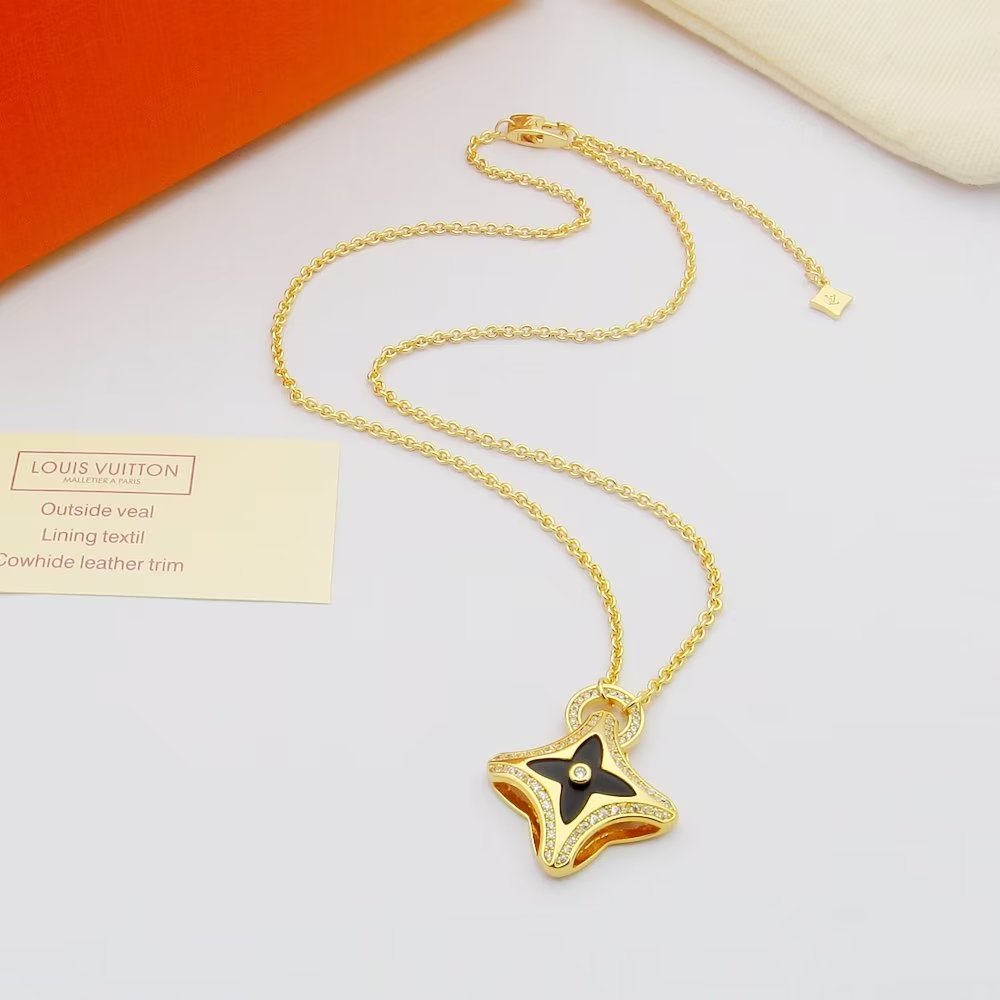 Louis Vuitton Ever Blossom Pendant, Yellow Gold - DesignerGu