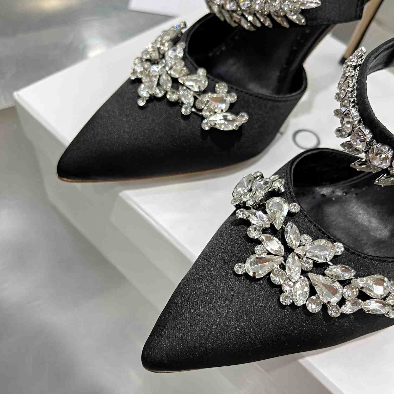 Manolo Blahnik Lurum Crystal-embellished Mules - DesignerGu