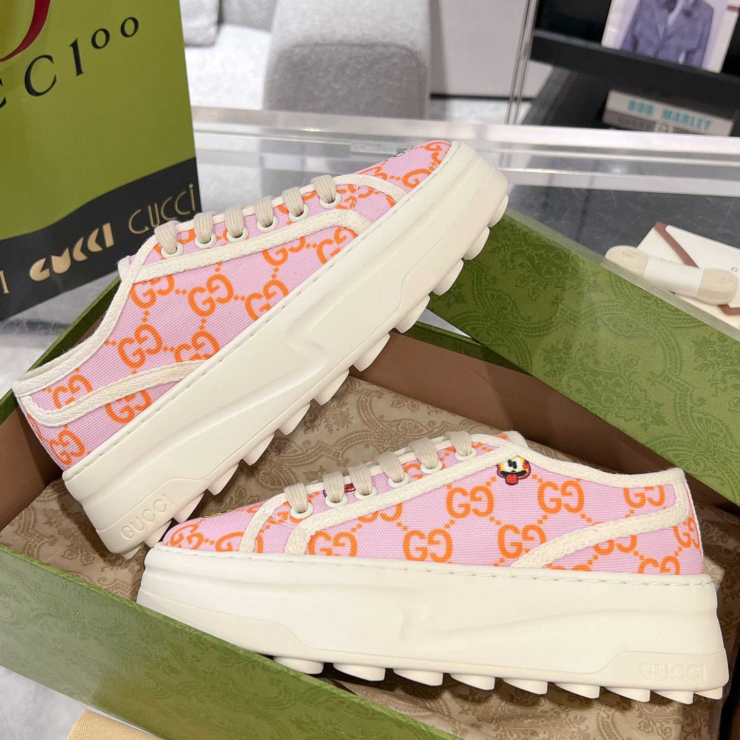 Gucci Women's GG Sneaker - DesignerGu