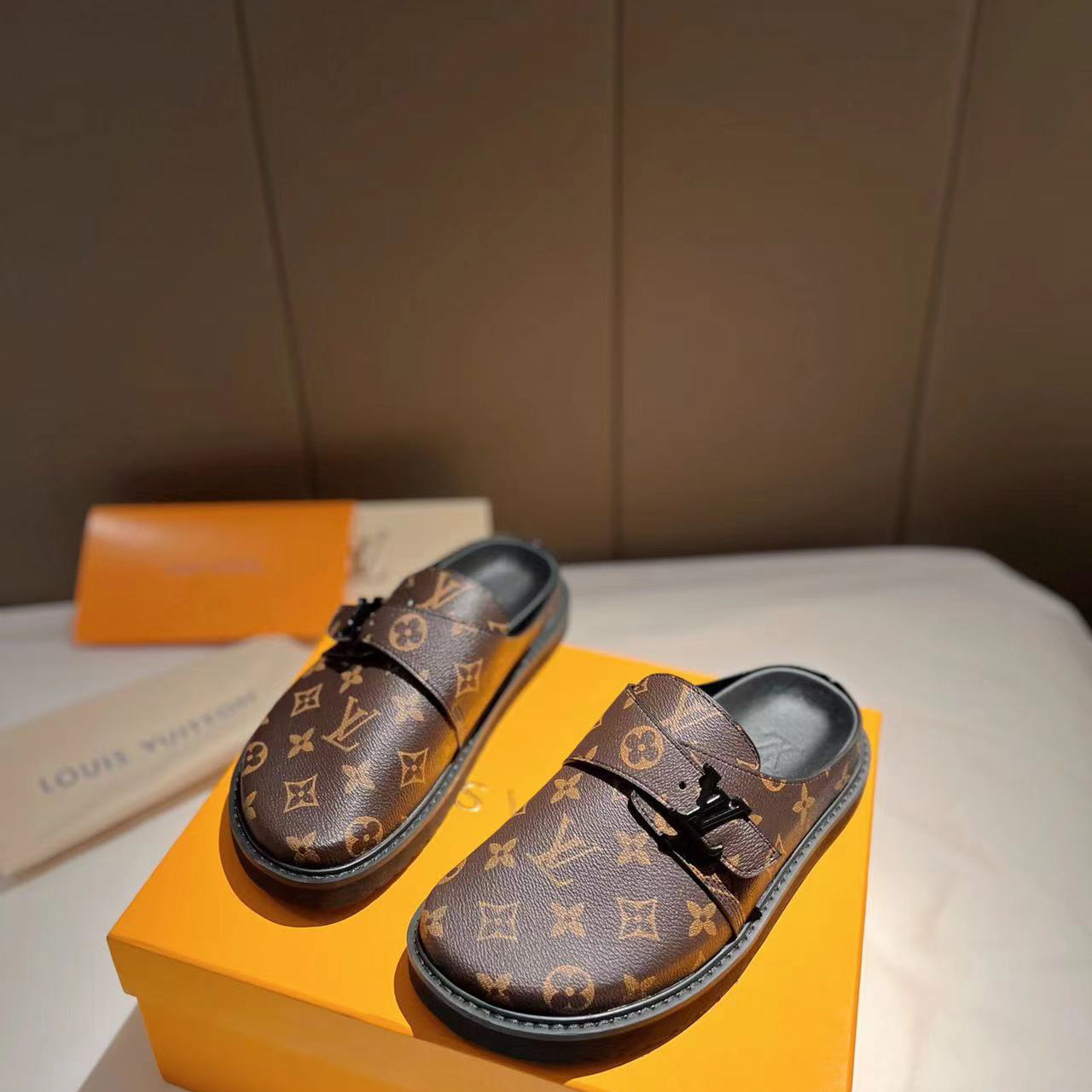 Louis Vuitton LV Easy Mule    1A8WIB - DesignerGu