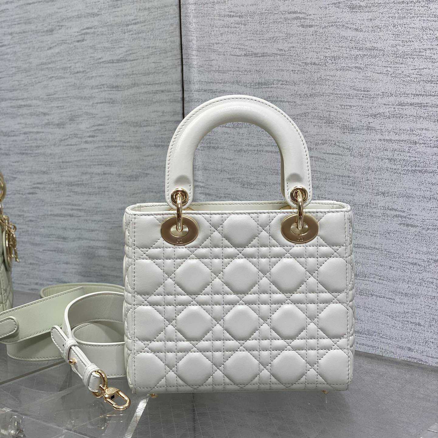 Dior Lady Dior Bag  （20*8*17cm） - DesignerGu