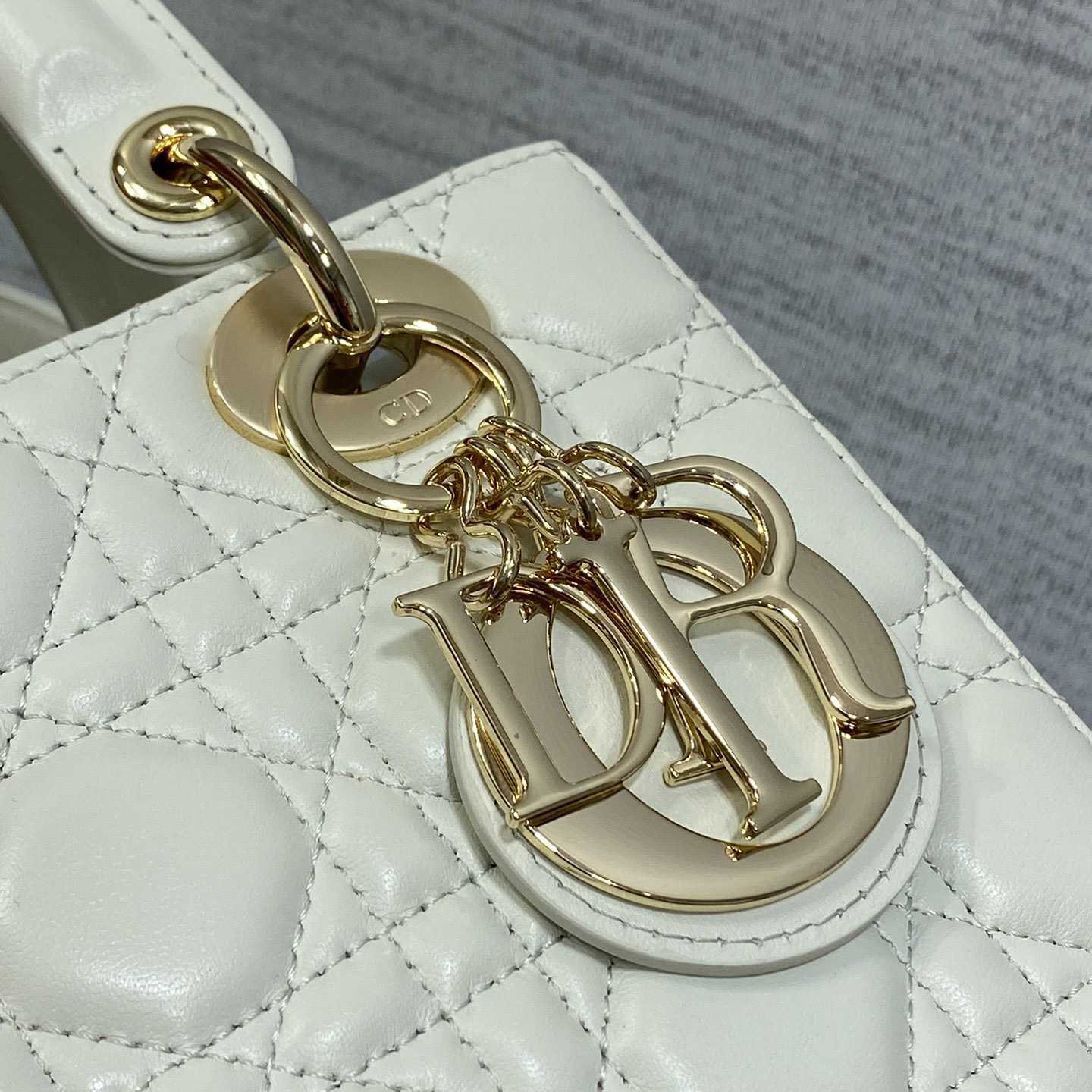 Dior Lady Dior Bag  （20*8*17cm） - DesignerGu