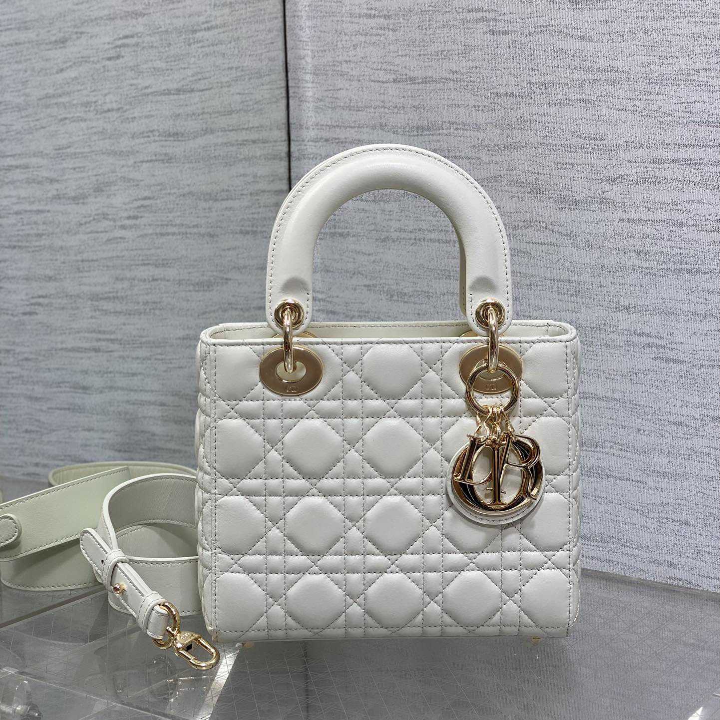 Dior Lady Dior Bag  （20*8*17cm） - DesignerGu