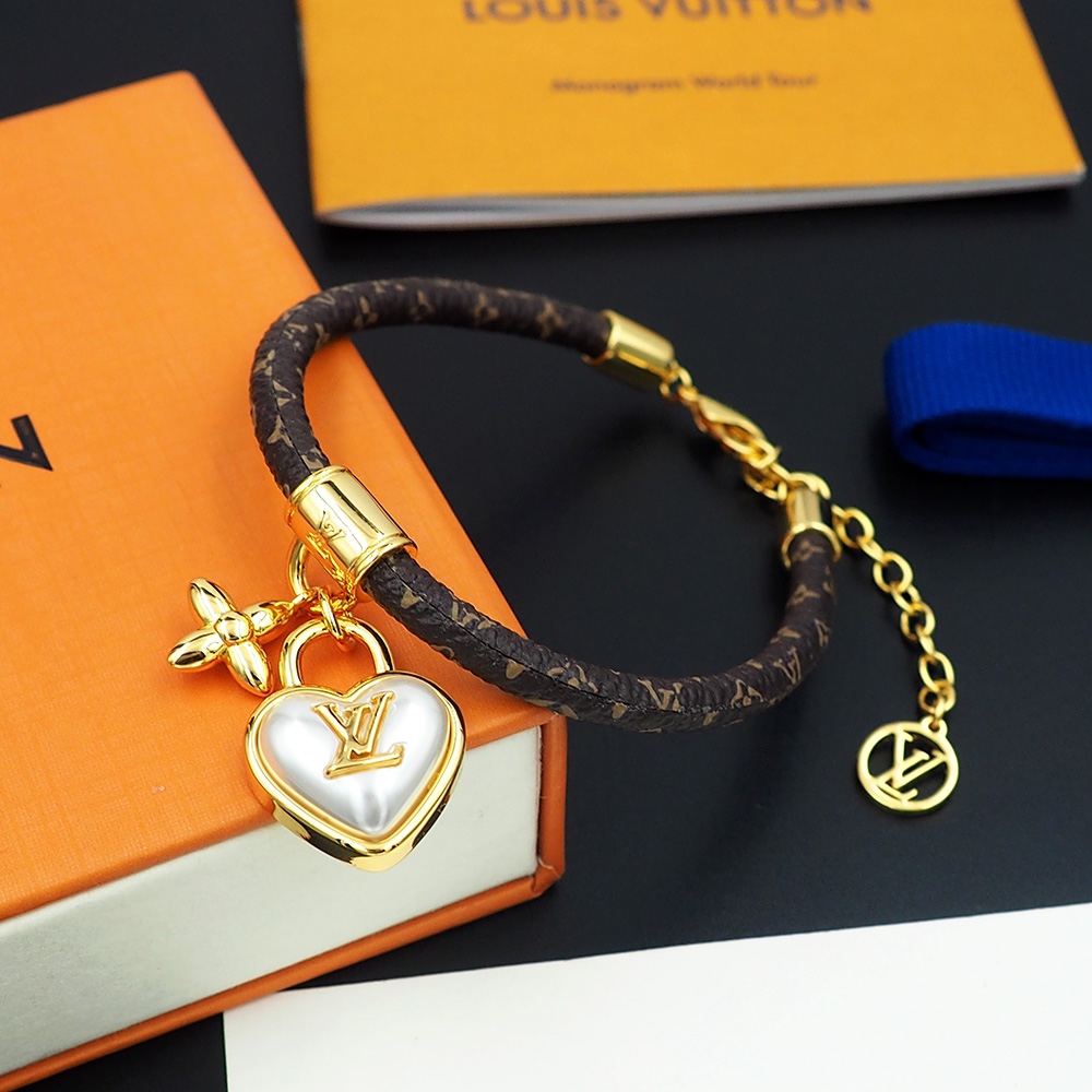 Louis Vuitton Heart Padlock Bracelet  M8413Z - DesignerGu