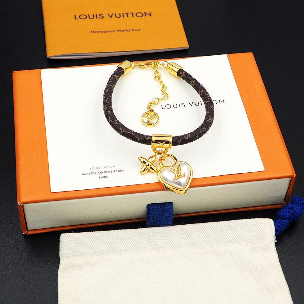 Louis Vuitton Heart Padlock Bracelet  M8413Z - DesignerGu