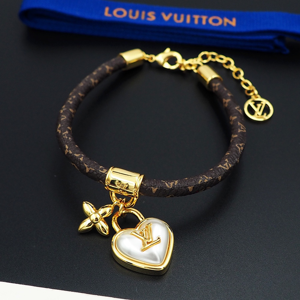 Louis Vuitton Heart Padlock Bracelet  M8413Z - DesignerGu