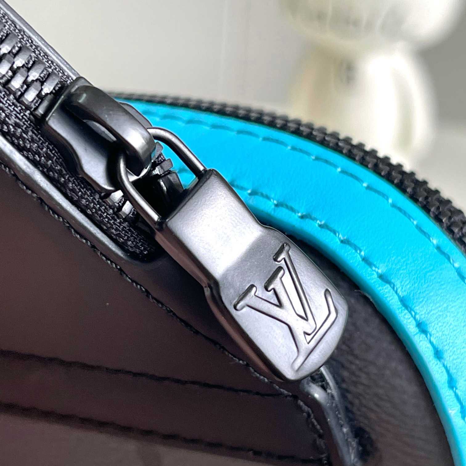 Louis Vuitton Avenue Slingbag PM   M11703 - DesignerGu