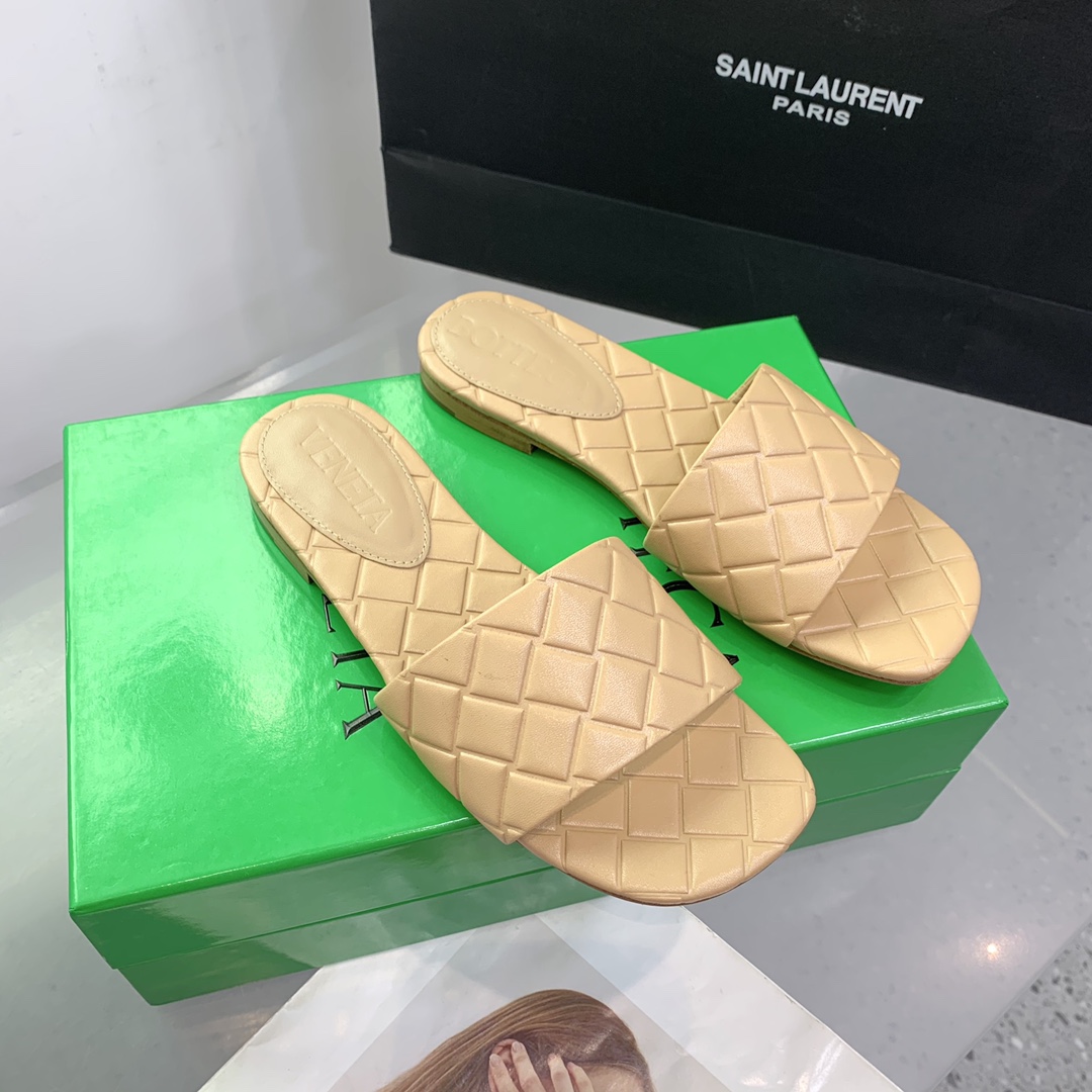 Bottega Veneta Amy Flat Mule - DesignerGu