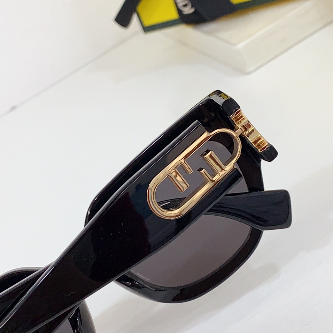 Fendi FE50016U Sunglasses - DesignerGu