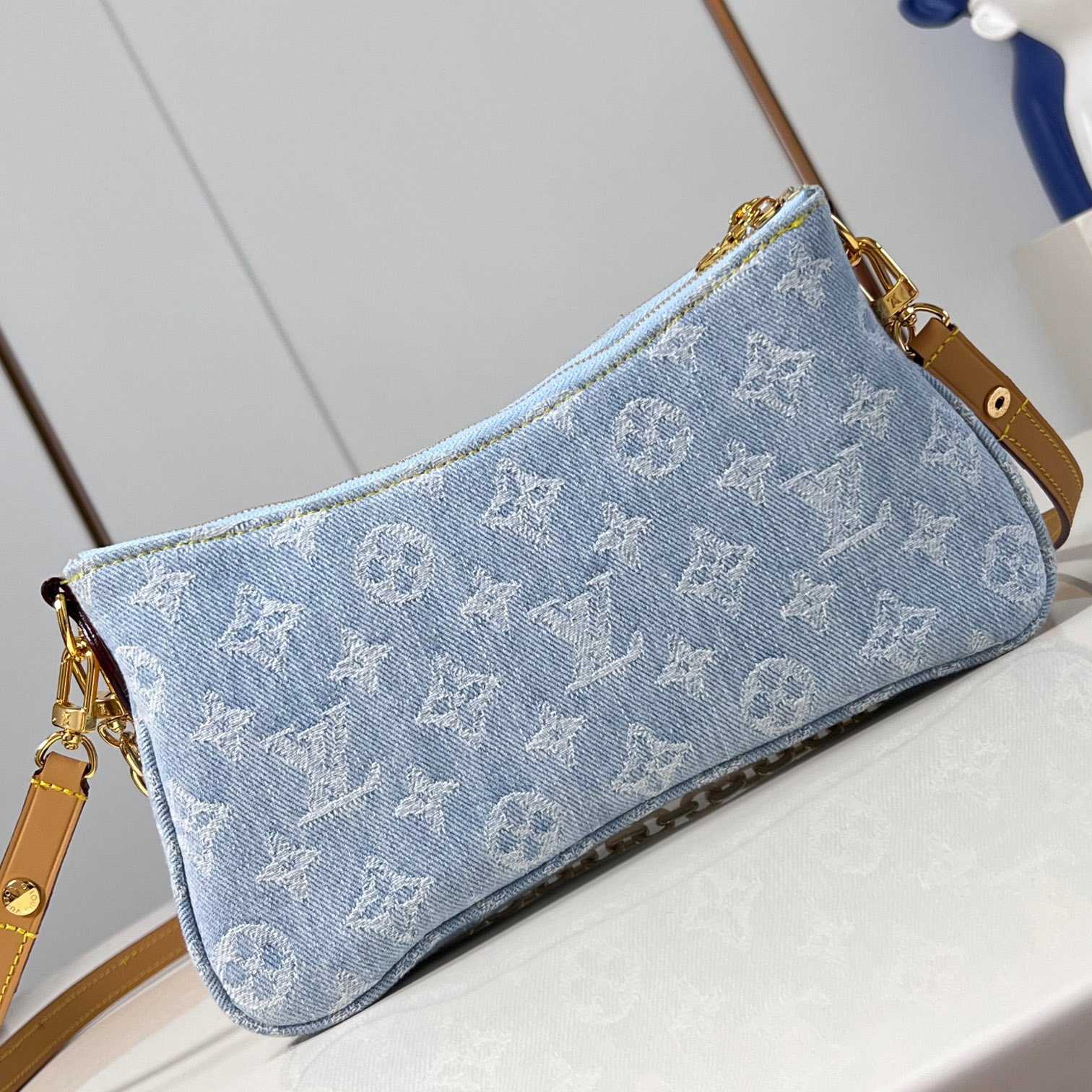 Louis Vuitton Liv Pochette  M83532 - DesignerGu