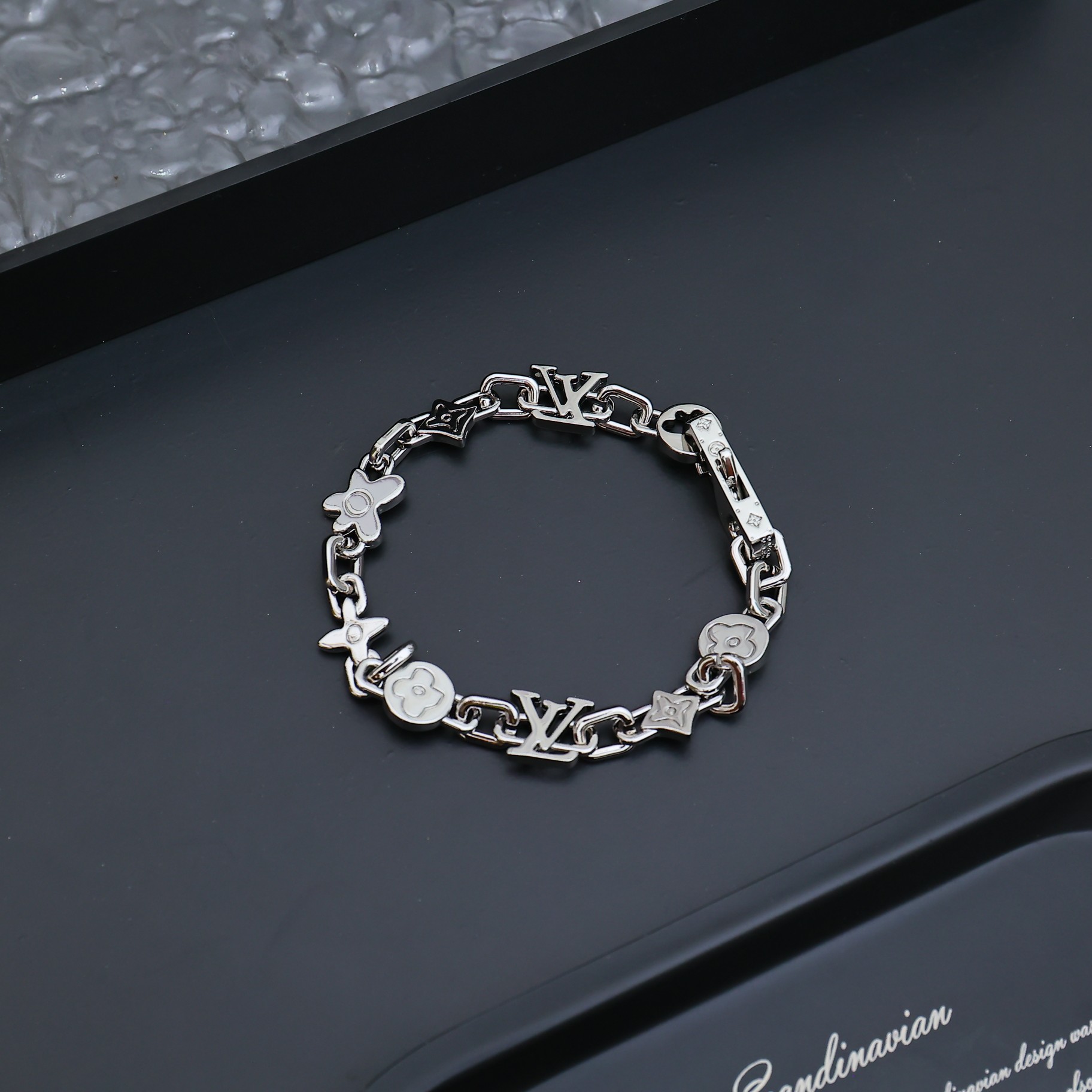 Louis Vuitton Monogram Craggy Bracelet   M1596M - DesignerGu