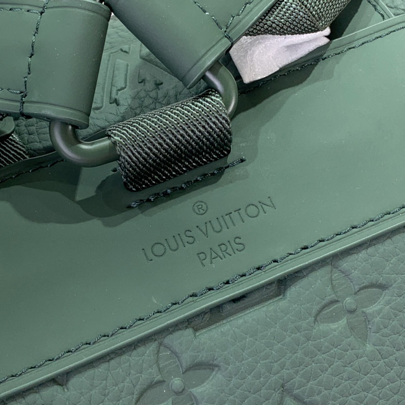 Louis Vuitton Christopher MM  M24428 - DesignerGu