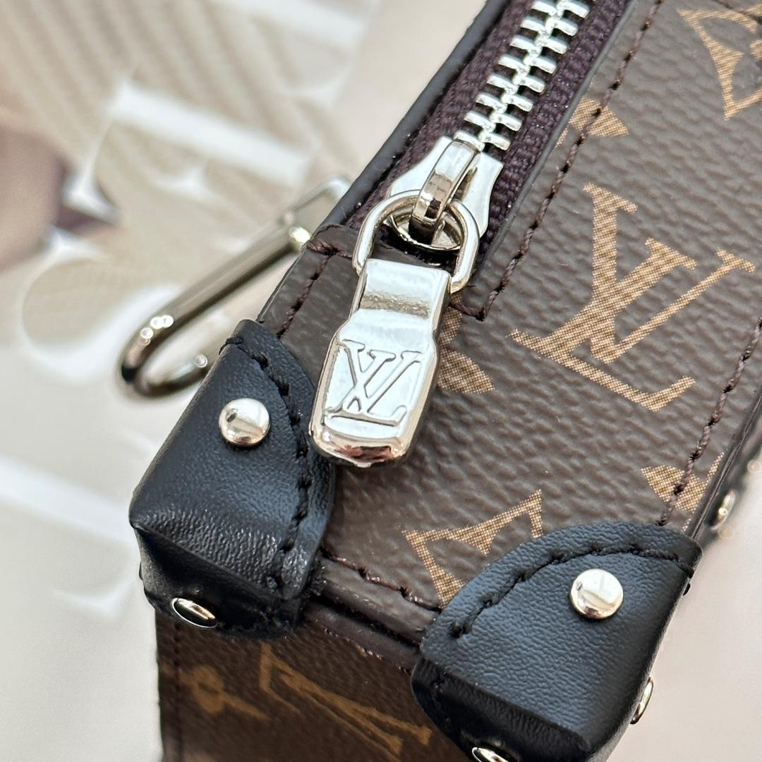 Louis Vuitton Monogram Soft Trunk Pouch  M00753 - DesignerGu