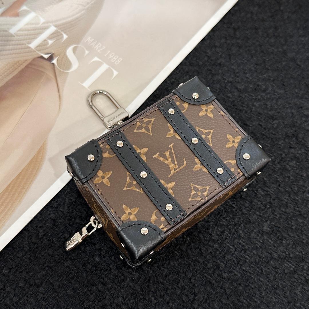 Louis Vuitton Monogram Soft Trunk Pouch  M00753 - DesignerGu