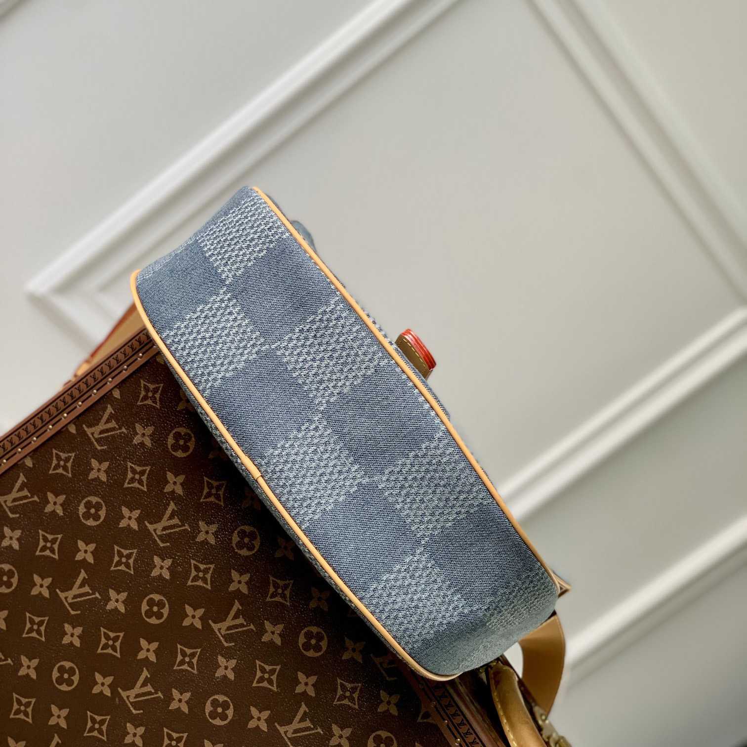 Louis Vuitton Montsouris Messenger MM   - DesignerGu