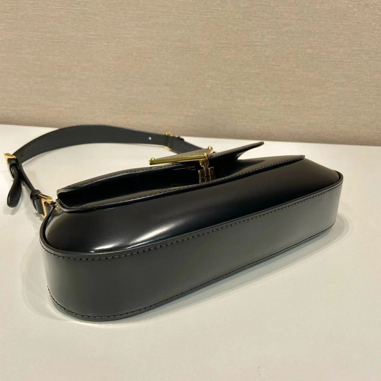 Prada Leather Shoulder Bag  （24x11x4cm） - DesignerGu