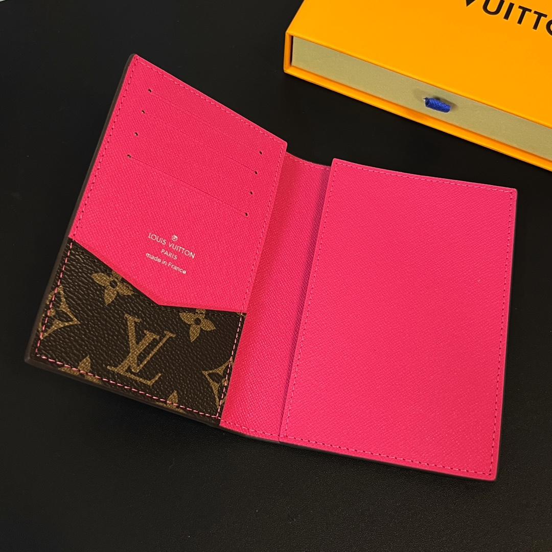 Louis Vuitton Passport Cover   M82866 - DesignerGu