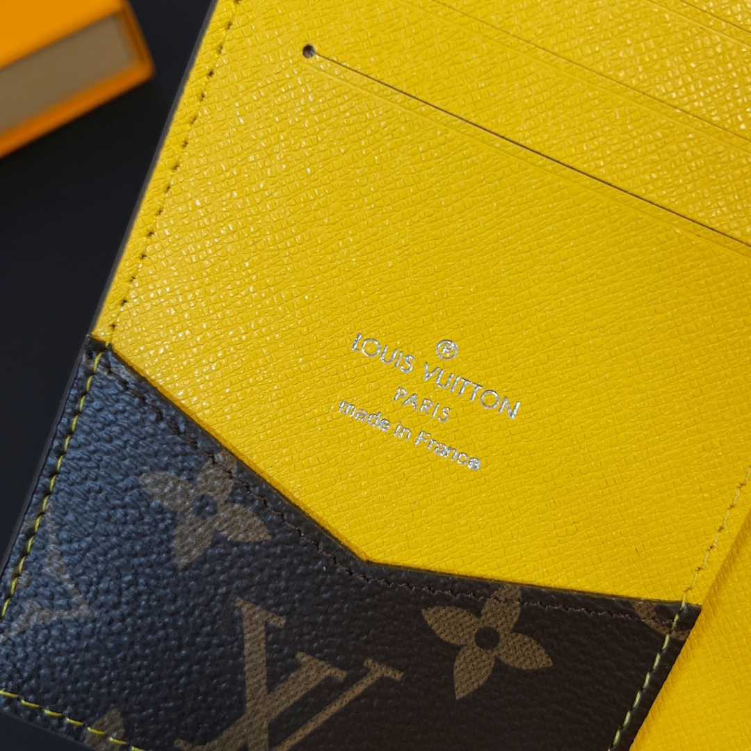 Louis Vuitton Passport Cover   M82864 - DesignerGu