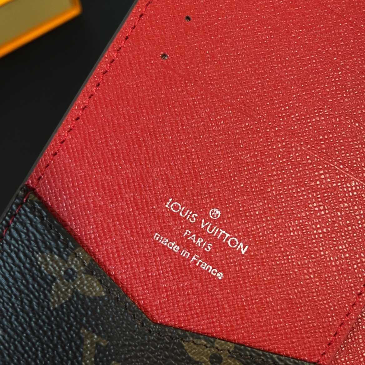 Louis Vuitton Passport Cover   M82862 - DesignerGu