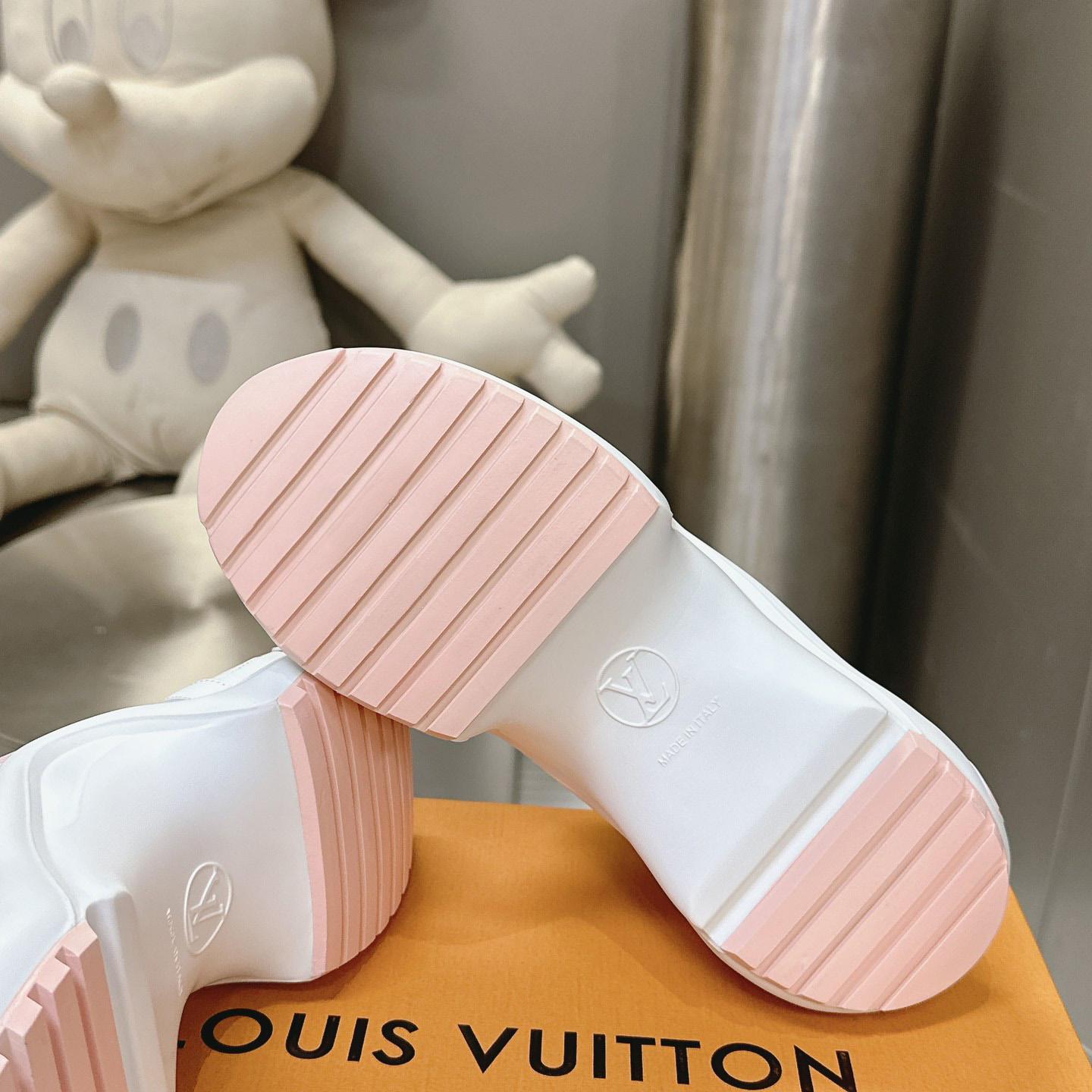 Louis Vuitton LV Archlight Sneaker   1AD28A - DesignerGu