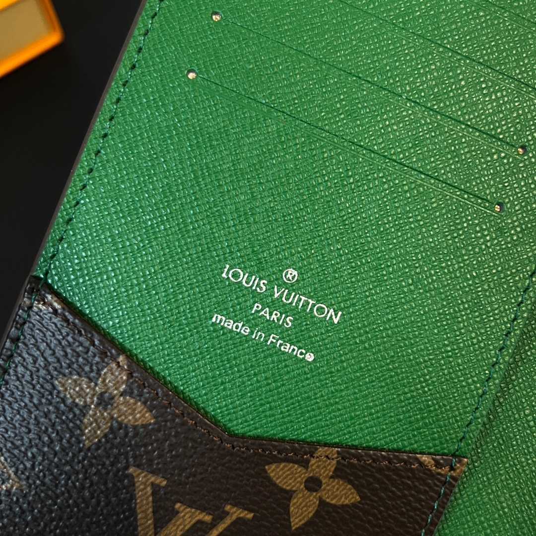 Louis Vuitton Passport Cover   M82867 - DesignerGu