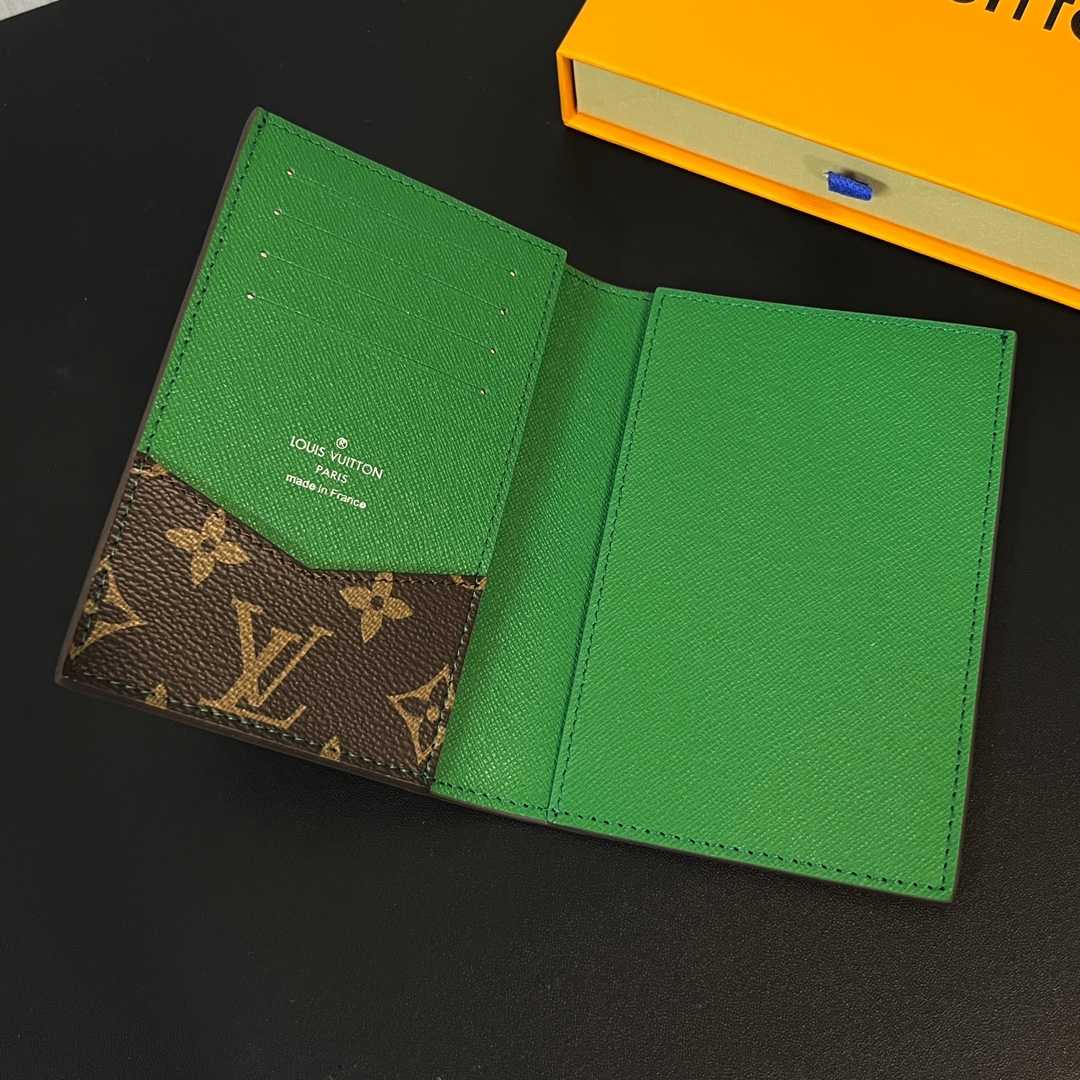 Louis Vuitton Passport Cover   M82867 - DesignerGu